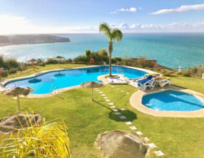 Stylish 3 Bedroom Casa with Sea Views, Air Con & Communal Swimming Pool